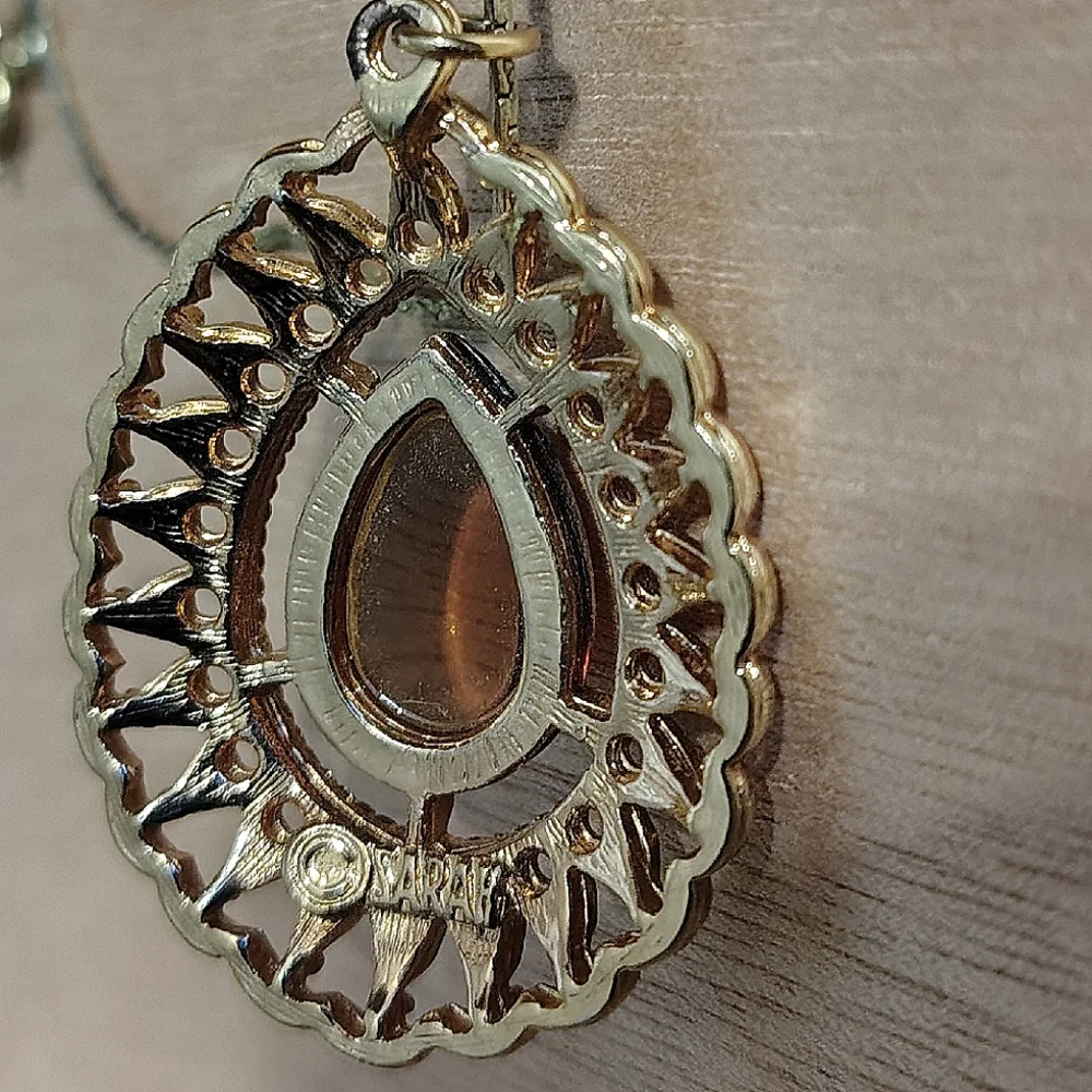 Vtg 1974 Sarah Coventry Amber Teardrop Goldtone Pendant 1.5” - Picture 3 of 6